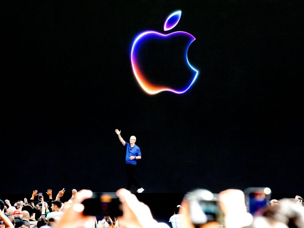 एप्पल ने किया एक यूट्यूबर पर मुकदमा, ios26 की जानकारी लीक करने का आरोप apple