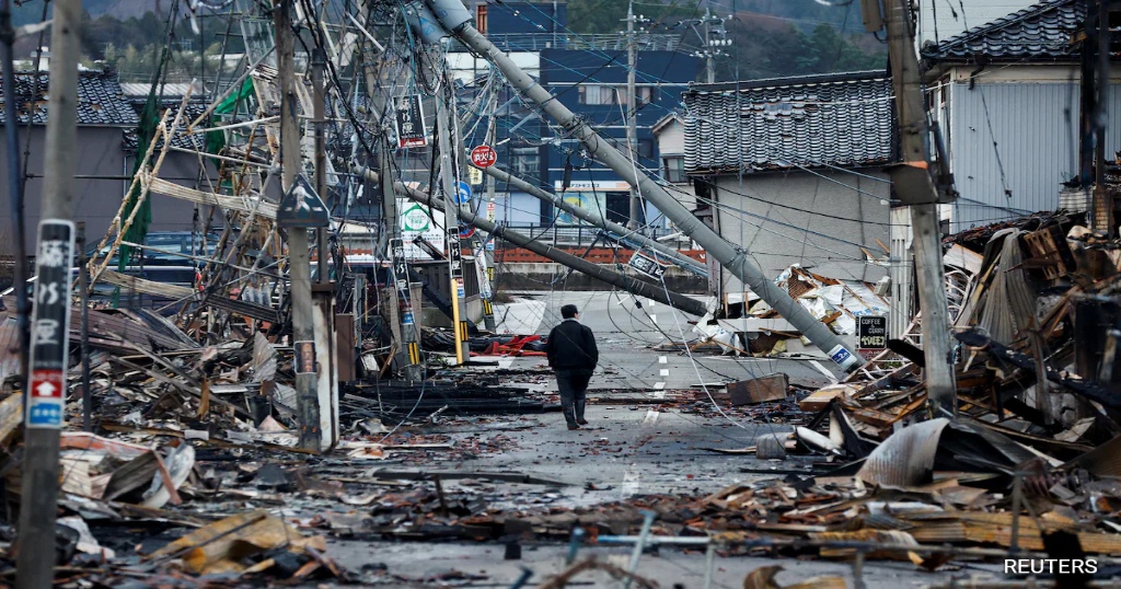 भूकंप के तेज झटकों से कांपी धरती, दहशत में लोग घरों से बाहर निकले Japan