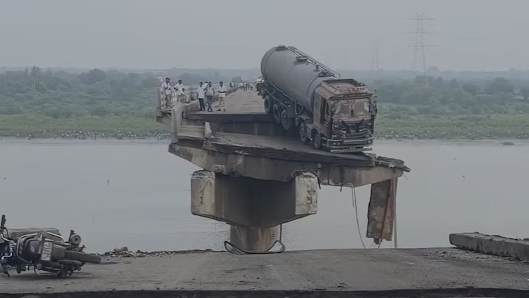Vadodara Bridge Collapse: बस कुछ कदम दूर बचा ट्रक, 10 की मौत, कई वाहन नदी में समाए Vadodara Bridge Collapse