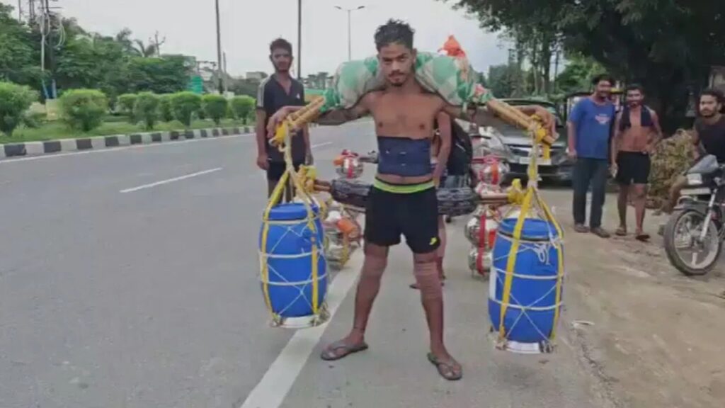नीले ड्रम का ‘गंगाजल से शुद्धिकरण’, कांवड़ यात्रा में दिखा अलग ही नज़ारा नीले ड्रम का ‘गंगाजल से शुद्धिकरण’, कांवड़ यात्रा में दिखा अलग ही नज़ारा