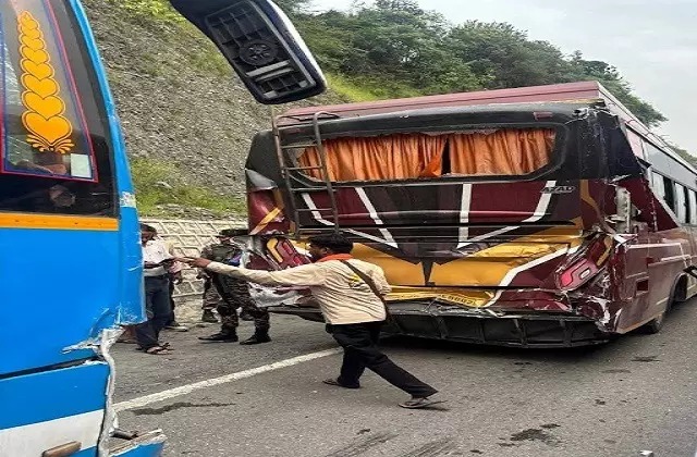 Jammu and Kashmir: Amarnath Yatra के दौरान बसों की टक्कर, 10 से अधिक श्रद्धालु घायल Amarnath Yatra