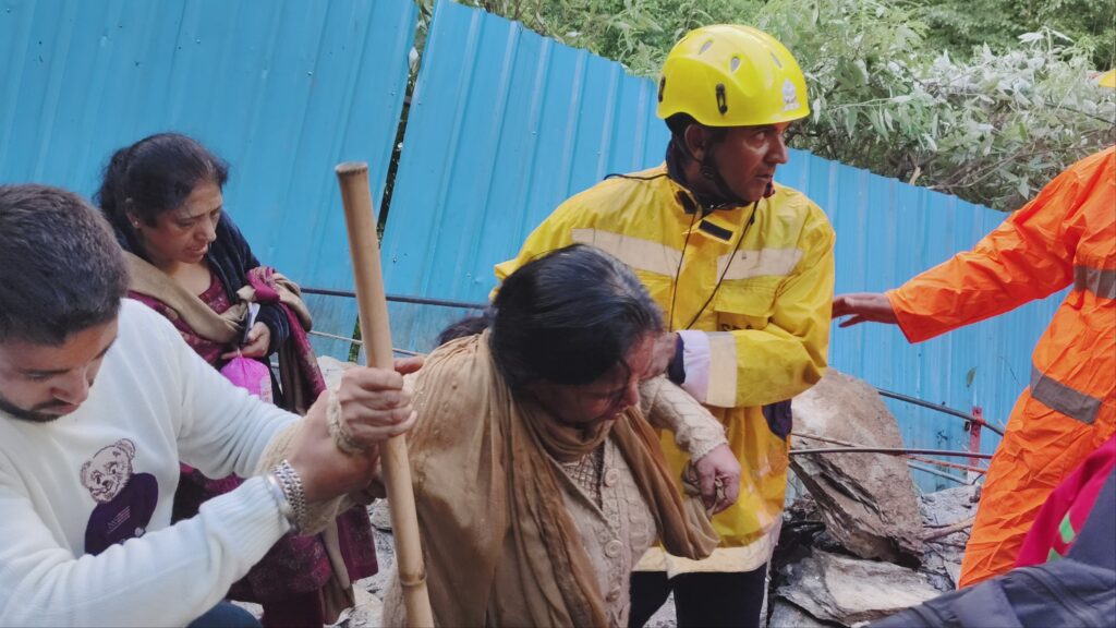 सोनप्रयाग में भूस्खलन: केदारनाथ यात्रा मार्ग बाधित, SDRF ने अब तक 2874 श्रद्धालुओं को सुरक्षित निकाला सोनप्रयाग में भूस्खलन