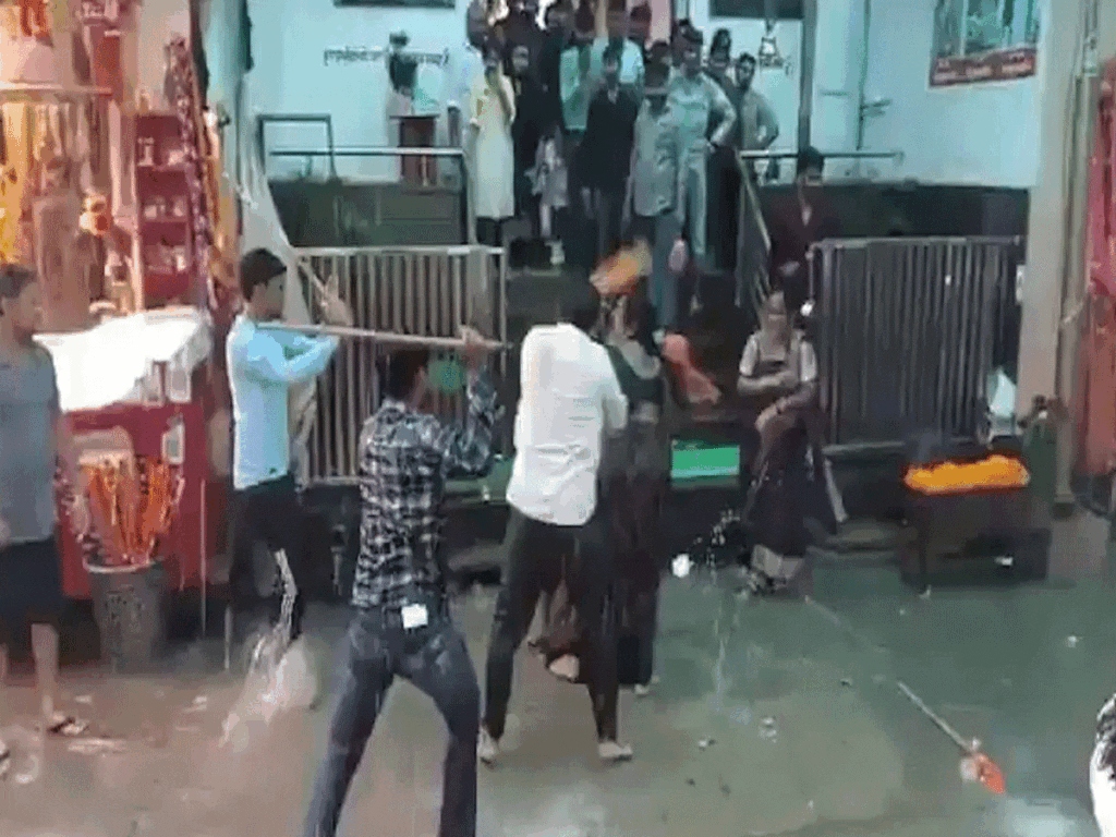 Khatu Shyam Mandir में श्रद्धालुओं पर लाठीचार्ज: महिलाओं को भी नहीं बख्शा, वीडियो वायरल Khatu Shyam Mandir में श्रद्धालुओं पर लाठीचार्ज: महिलाओं को भी नहीं बख्शा, वीडियो वायरल