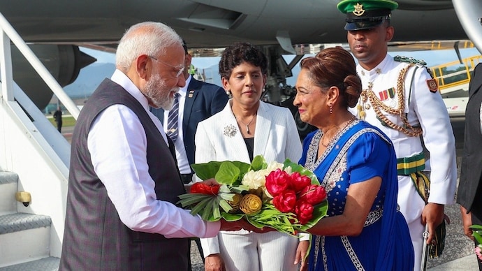 प्रधानमंत्री नरेंद्र मोदी अपने दो दिवसीय दौरे पर त्रिनिदाद और टोबैगो पहुंचे। प्रधानमंत्री नरेंद्र मोदी अपने दो दिवसीय दौरे पर त्रिनिदाद और टोबैगो पहुंचे।