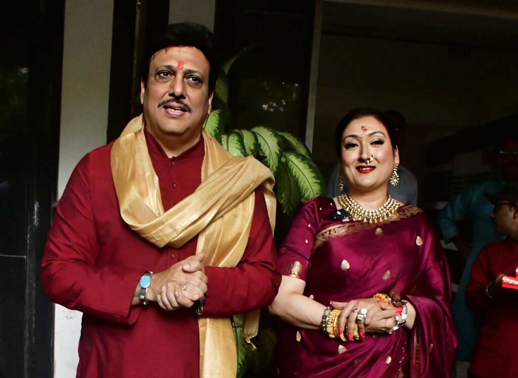 गणेश चतुर्थी पर बप्पा का स्वागत करते दिखे गोविंदा और सुनीता आहूजा, तलाक की खबरों पर लगाया ब्रेक! गणेश चतुर्थी पर बप्पा का स्वागत करते दिखे गोविंदा और सुनीता आहूजा, तलाक की खबरों पर लगाया ब्रेक!
