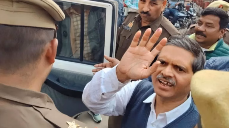 पूर्व IPS अमिताभ ठाकुर को वाराणसी कोर्ट में पेशी, 24 घंटे की मिली पुलिस रिमांड, 500 पुलिस कर्मी रहे तैनात पूर्व IPS अमिताभ ठाकुर को वाराणसी कोर्ट में पेशी, 24 घंटे की मिली पुलिस रिमांड, 500 पुलिस कर्मी रहे तैनात