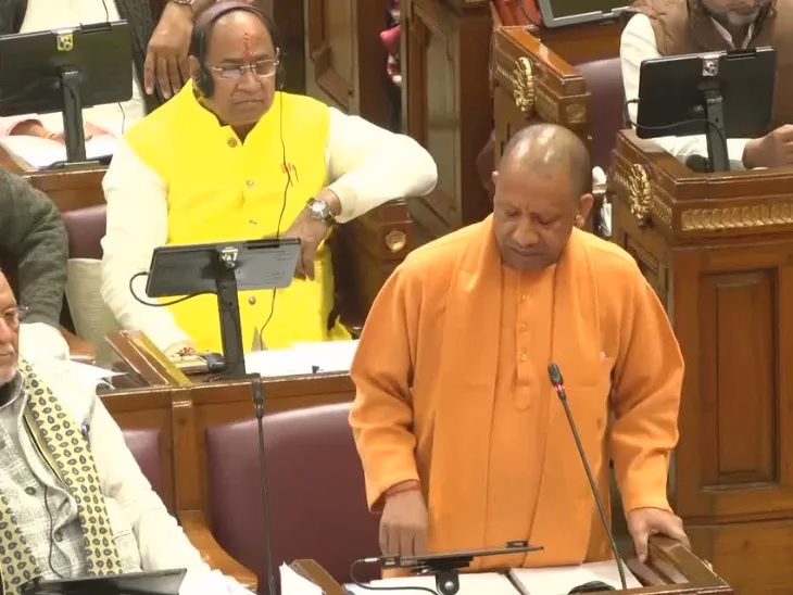 यूपी विधानसभा में CM योगी बोले के वक्तव्य “एक नमूना दिल्ली में, तो दूसरा लखनऊ में” पर विपक्ष का हंगामा किया वॉकआउट यूपी विधानसभा में CM योगी बोले के वक्तव्य "एक नमूना दिल्ली में, तो दूसरा लखनऊ में" पर विपक्ष का हंगामा किया वॉकआउट