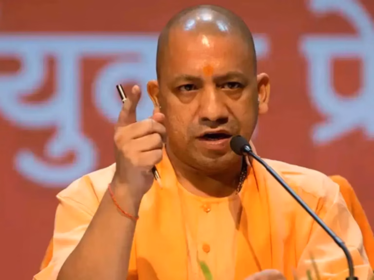 किस्मत कह लीजिए, या राजनीतिक सूझ-बूझ, या फिर बाबा गोरखनाथ का आशीर्वाद, सीएम योगी के सामने जो भी नाम आया हो गया बौना yogi