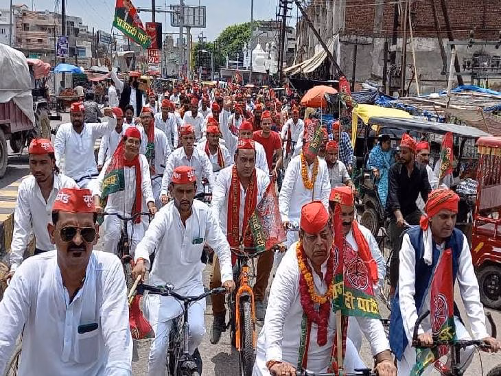 सपा के सदस्य साइकिल चलाकर विरोध जताने पहुंचे