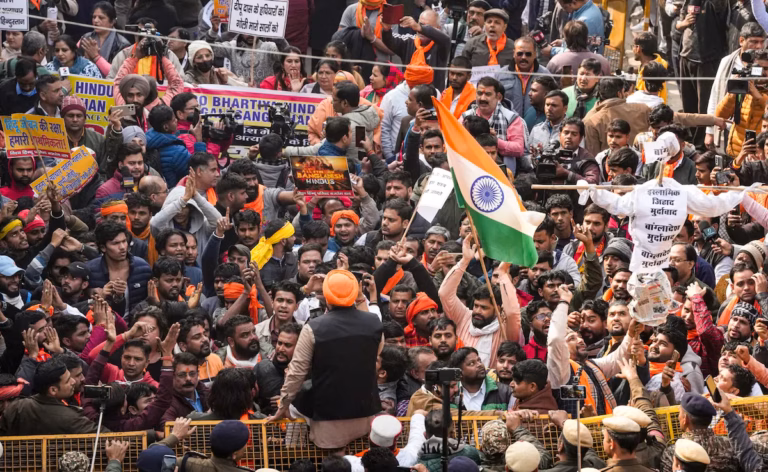 हिंदू युवक की लिंचिंग के खिलाफ दिल्ली में विहिप का जबरदस्त प्रदर्शन, कोलकाता में बबाल: बांग्लादेश हिंसा पर UN ने भी जताई चिंता हिंदू युवक की लिंचिंग के खिलाफ दिल्ली में विहिप का जबरदस्त प्रदर्शन, कोलकाता में बबाल: बांग्लादेश हिंसा पर UN ने भी जताई चिंता