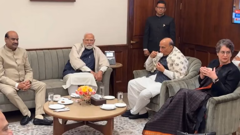 प्रधानमंत्री नरेंद्र मोदी और प्रियंका गांधी के बीच हुई बातचीत सकारात्मक संकेत, संसद में चाय पर चर्चा के दौरान खुशनुमा हुआ माहौल प्रधानमंत्री नरेंद्र मोदी और प्रियंका गांधी के बीच हुई बातचीत सकारात्मक संकेत, संसद में चाय पर चर्चा के दौरान खुशनुमा हुआ माहौल