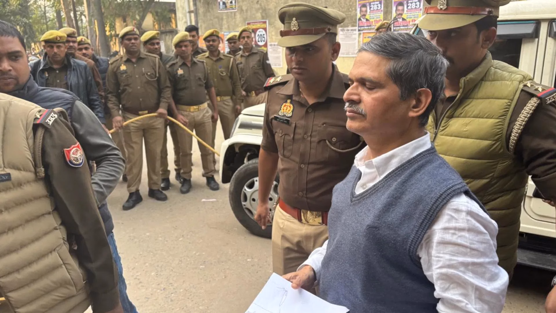 पूर्व IPS अमिताभ ठाकुर को वाराणसी कोर्ट में पेशी, 24 घंटे की मिली पुलिस रिमांड, 500 पुलिस कर्मी रहे तैनात