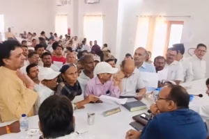 बिजनौर में PWD पर भ्रष्टाचार के गंभीर आरोप, तहसील दिवस में ब्लॉक प्रमुख ने अधिकारियों को बताया ‘चोर’