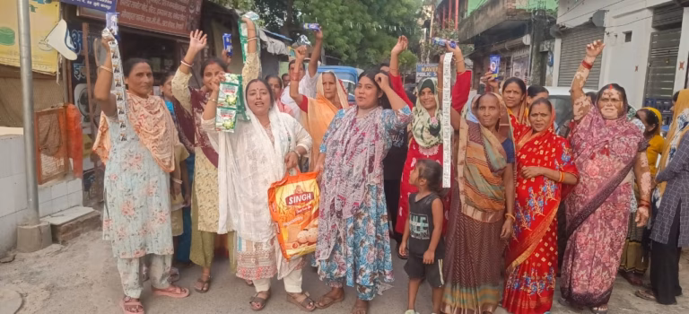 आटे की बोरी, साबुन और वॉशिंग पाउडर लेकर महिलाओं ने जल निगम के खिलाफ किया अनोखा प्रदर्शन