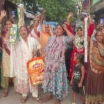 आटे की बोरी, साबुन और वॉशिंग पाउडर लेकर महिलाओं ने जल निगम के खिलाफ किया अनोखा प्रदर्शन