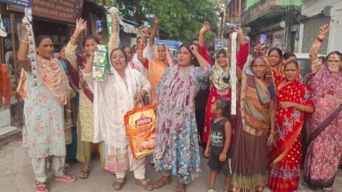 आटे की बोरी, साबुन और वॉशिंग पाउडर लेकर महिलाओं ने जल निगम के खिलाफ किया अनोखा प्रदर्शन