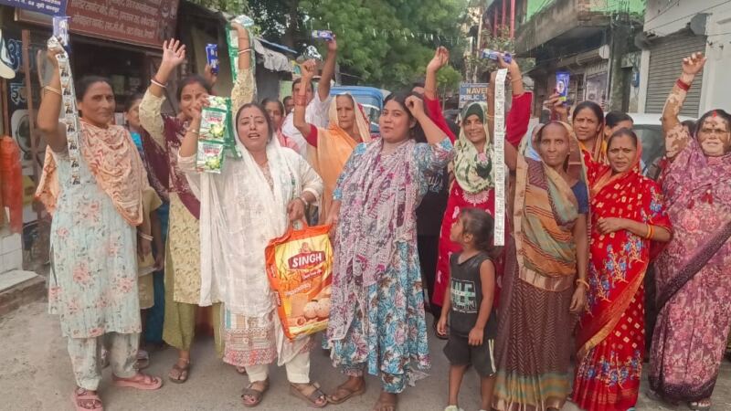 आटे की बोरी, साबुन और वॉशिंग पाउडर लेकर महिलाओं ने जल निगम के खिलाफ किया अनोखा प्रदर्शन