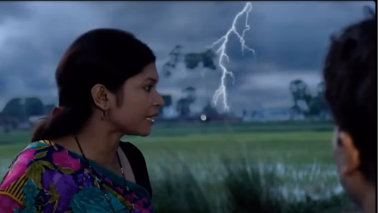 बिजली गिरने से बचाव: बारिश में इन 8 बातों का रखें ध्यान, वरना हो सकता है बड़ा हादसा बादलों के बीच बिजली चमकने की असली तस्वीर, या खुले मैदान में बारिश का दृश्य