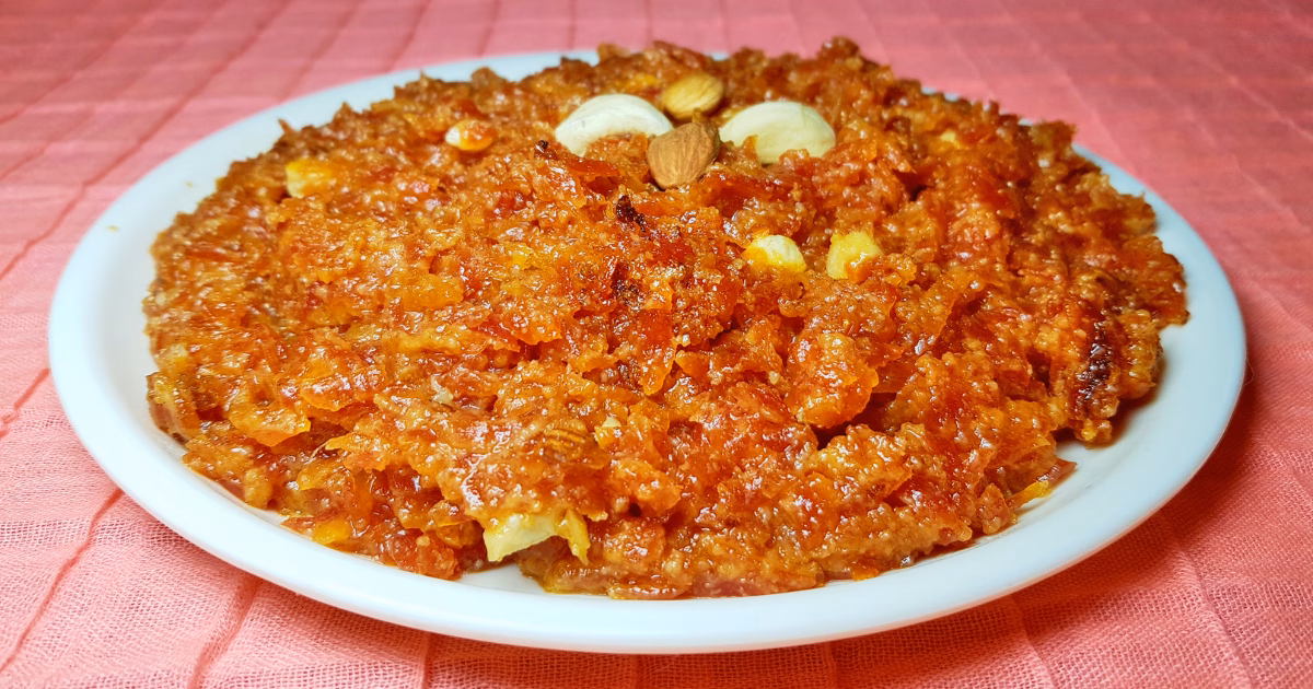 घर पर तैयार किया गया स्वादिष्ट गाजर का हलवा, ऊपर से ड्राई फ्रूट्स से सजा हुआ