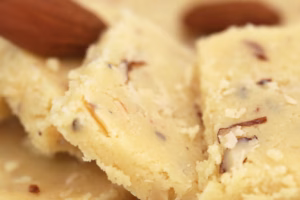 Coconut Burfi: सिर्फ 1 गिलास दूध और ताजे नारियल से बनाएं हलवाई वाली मिल्क कोकोनट बर्फी
