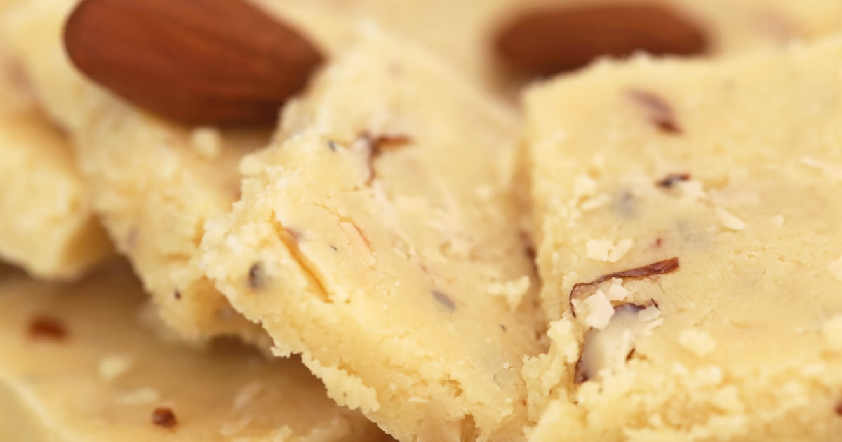 Coconut Burfi: सिर्फ 1 गिलास दूध और ताजे नारियल से बनाएं हलवाई वाली मिल्क कोकोनट बर्फी